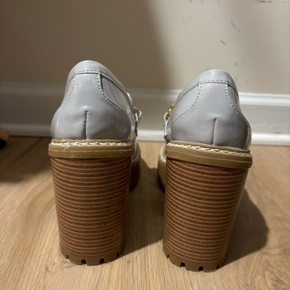 Madden Girl Gray Loafers with Gold Chain
Size 7 - Picture 2 of 6